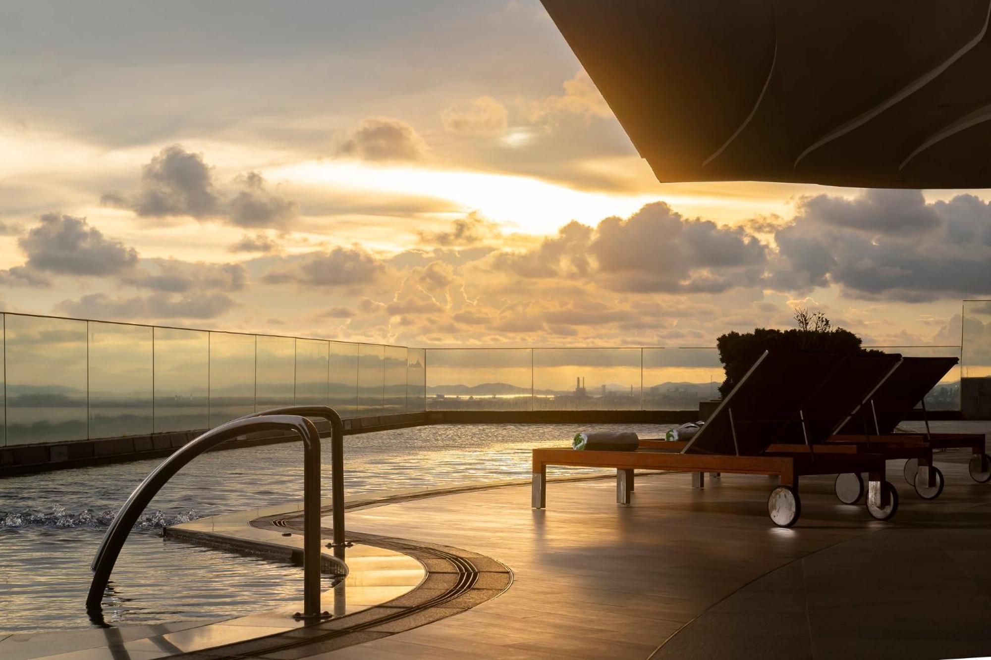 Holiday Inn & Suites Rayong City Centre By Ihg Exteriör bild