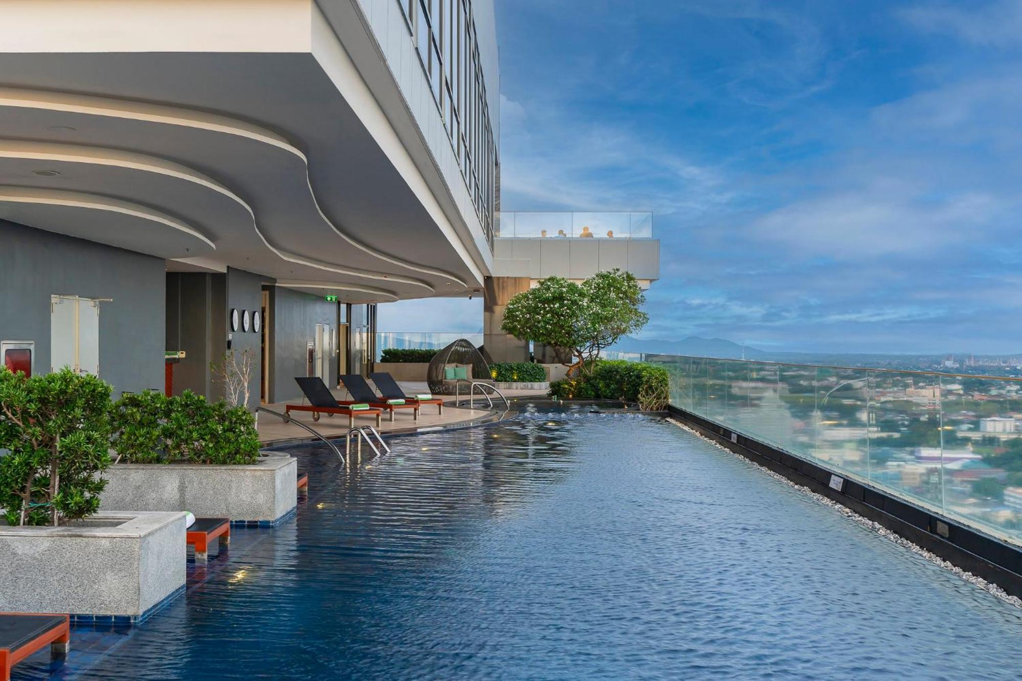 Holiday Inn & Suites Rayong City Centre By Ihg Exteriör bild
