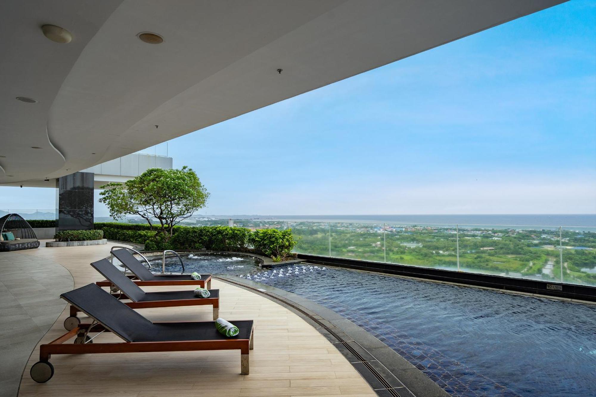 Holiday Inn & Suites Rayong City Centre By Ihg Exteriör bild